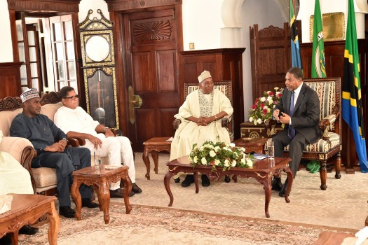 RAIS wa Zanzibar na Mwenyekiti wa Baraza la Mapinduzi Mhe.Dk. Ali Mohamed Shein, akizungumza na Balozo wa Nigeria Nchini Tanzania Mhe. Dkt. Sahabi Isa Gada akiwa na  Ujumbe wa Wafanyabiashara kutoka Nchini Nigeria