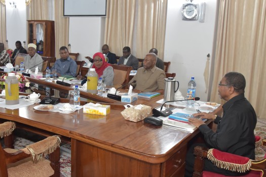 Rais wa Zanzibar na Mwenyekiti wa Baraza la Mapinduzi Dk.Ali Mohamed Shein akizungumza na Uongozi wa Wizara ya Ardhi,Nyumba,Maji na Nishati katika Mkutano wa Utekelezaji Mpango kazi kwa Kipindi cha Julai-Disemba 2019,
