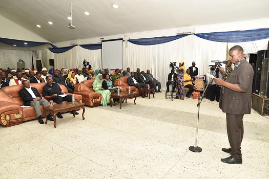 RAIS wa Zanzibar na Mwenyekiti wa Baraza la Mapinduzi Mhe.Dk. Ali Mohamed Shein akifuatilia risala ya Wasanii wa Vikundi Tisa vya Taarab Zanzibar, ikisomwa na Mwakilishi wa vikundi hivyo wakati wa Taarab rasmin aliyoandaliwa ya kumpongeza na kumuaga iliof
