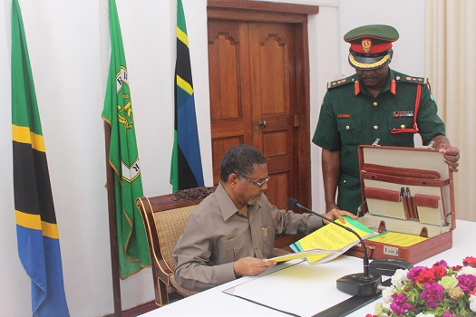 RAIS wa Zanzibar na Mwenyekiti wa Baraza la Mapinduzi Mhe.Dk. Ali Mohamed Shein, akijiandaa kuanza Mkutano wa Utekelezaji wa Mpango Kazi,wa Wizara ya Tawala za Mikoa na Serikali za Mitaa na Idara Maalum za SMZ.