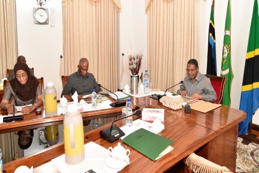 RAIS wa Zanzibar Mwenyekiti wa Baraza la Mapinduzi Mhe.Dk. Ali Mohamed Shein , akizungumza na Uongozi wa Wizara ya Ujenzi Mawasiliano na Usafirishaji Zanzibar, wakati wa kupokea taarifa ya Utekelezaji wa Mpango Kazi kwa Wizara hiyo kwa  mwezi wa Julai  ha