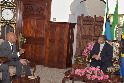 Rais wa Zanzibar na Mwenyekiti wa Baraza la Mapinduzi Dk.Ali Mohamed Shein akimsikiliza  Mwakilishi wa Shirika la UNESCO Tanzania Bw.Tirso  Dos Santos wakati wa mazungumzo yao yaliyofanyika leo alipofika Ikulu Mjini Zanzibar kwa ajili ya kujitambulisha .