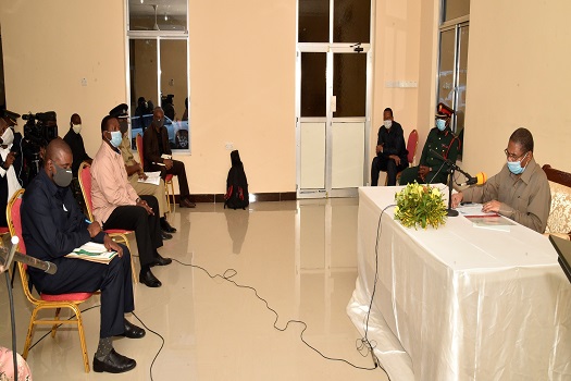 RAIS wa Zanzibar na Mwenyekiti wa Baraza la Mapinduzi Mhe.Dk. Ali Mohamed Shein, akizungumza na Viongozi wa Mikoa miwili ya Kaskazini na Kusini Pemba, katika ukumbi wa Ikulu Ndogo Chakechake, akiwa katika ziara yake ya Siku mbili Pemba