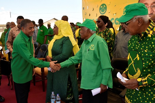 MAKAMU Mwenyekiti wa Chama Cha Mapinduzi Zanzibar pia ni Rais  wa Zanzibar na Mwenyekiti wa Baraza la Mapinduzi Mhe Dk. Ali Mohamed  Shein akisalimiana na Rais Mstaaf wa Tanzania Mzee Ali Hassan Mwinyi,  alipowasili katika Uwanja wa Demokrasia Kibanda Mai