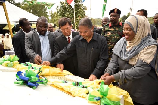 RAIS wa Zanzibar na Mwenyekiti wa Baraza la Mapinduzi Mhe.Dk. Ali Mohamed Shein akiondoa kipazia kukifungua Kiwanda Kipya cha Kukamulia Majani Makavu ya Mkarafuu Mgelema Wilaya ya Chakechake Pemba