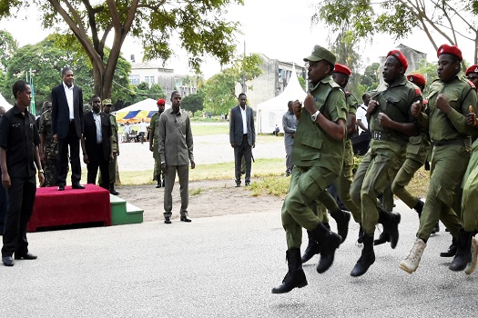 RAIS wa Zanzibar na Mwenyekiti wa Baraza la Mapinduzi Mhe. Dk. Ali Mohamed Shein, akipokea Maandamano na Maonesho ya Amsha Amsha na Mapinduzi yalioandaliwa na Vikosi vya Ulinzi na Usalama vya SMT na SMZ, katika viwanja vya Mnazi Mmoja