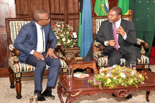RAIS wa  Zanzibar na Mwenyekiti wa Baraza la Mapinduzi Mhe.Dk.Ali Mohamed Shein, akizungumza na Balozi wa Angola Nchini Tanzania Mhe.Sandro Agostinho De Oliveira