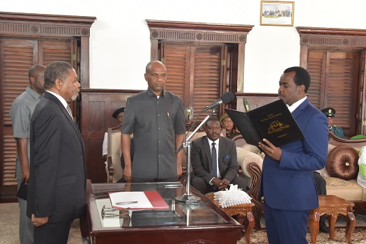 Rais wa Zanzibar na Mwenyekiti wa Baraza la Mapinduzi Dk.Ali Mohamed Shein akimuapisha Mhe.Ayoub Mohamed Mahmoud kuwa Mkuu wa Mkoa wa Kusini Unguja katika ukumbi wa Ikulu Mjini Zanzibar.