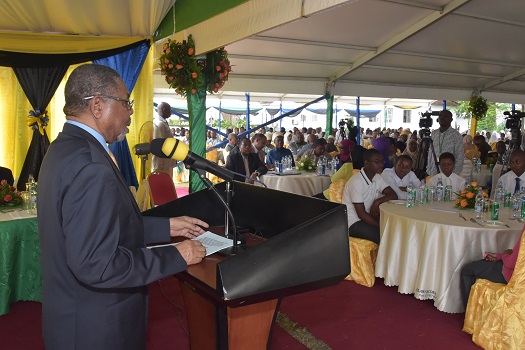 Rais wa Zanzibar na Mwenyekiti wa Baraza la Mapinduzi Dk.Ali Mohamed Shein akitoa hutuba yake  wakati alipokuwa akiwapongeza Wanafunzi  waliofaulu Mitihani ya Taifa ya kidato cha Nne na Sita pamoja kuwaalika chakula cha mchana katika hafla iliyofanyika le
