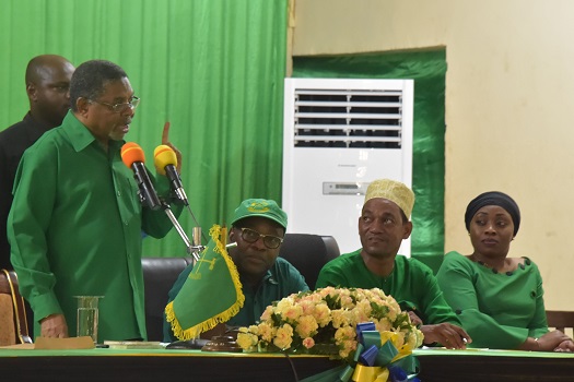 RAIS wa Zanzibar na Mwenyekiti wa Baraza la Mapinduzi pia Makamo Mwenyekiti wa CCM Zanzibar DK.Ali Mohamed Shein akizungumza na Wazee wa CCM wa Wilaya ya Mjini patika mkutano wa ndani akiwa katika ziara zake za kuimarisha Chama leo katika ukumbi wa Ofisi