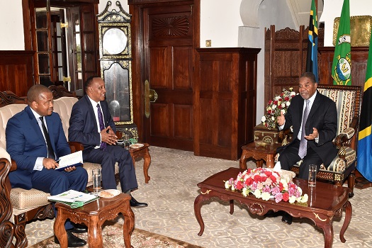 RAIS wa Zanzibar na Mwenyekiti wa Baraza la Mapinduzi Mhe.Dk. Ali Mohamed Shein akizungumza na Uongozi wa Benki ya CRDB ukiongozwa na Mwenyekiti wa Bodi ya Wakurugenzi wa CRDB Ndg. Ally Hussein Laay.