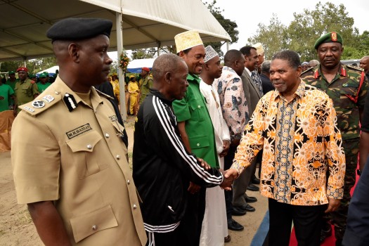 RAIS wa Zanzibar na Mwenyekiti wa Baraza la Mapinduzi Mhe.Dk. Ali Mohamed Shein, akisalimiana na Katibu wa Kamati ya Uhamasishaji na Halaiki Zanzibar.