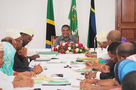 RAIS wa Zanzibar na Mwenyekiti wa Baraza la Mapinduzi Mhe.Dk. Ali Mohamed Shein, akizungumza na Uongozi wa Wizara ya Nchi Ofisi ya Rais na Mwenyekiti wa Baraza la Mapinduzi, katika mkutano wa Utekelezaji wa Mpango Kazi, kwa kipindi cha mwezi Julai 2018 ha