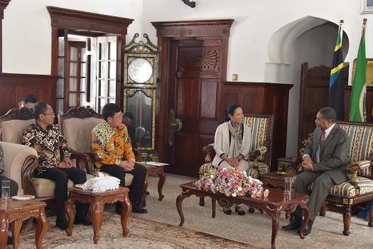 Rais wa Zanzibar na Mwenyekiti wa Baraza la Mapinduzi Dk.Ali Mohamed Shein akizungumza na Waziri anayeshuhulikia Mashirika yanayomilikiwa na Serikali ya Indonesia Bibi.Rini M.Soemarno alipofika Ikulu Mjini Zanzibar akiwa na ujumbe wake.