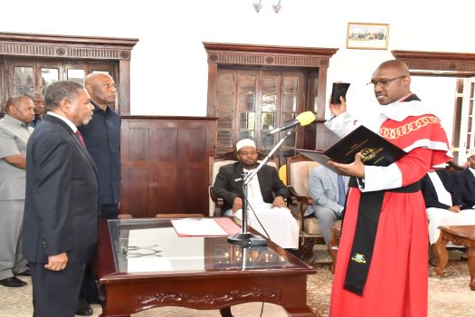 Rais wa Zanzibar na Mwenyekiti wa Baraza la Mapinduzi Dk.Ali Mohamed Shein  alipokuwa akimuapisha Nd.George Joseph Kazi kuwa Jaji wa Mahkama Kuu ya Zanzibar katika ukumbi wa Ikulu Mjini Zanzibar