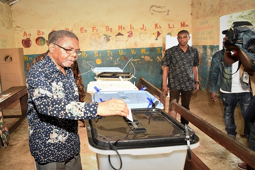 RAIS wa Zanzibar na Mwenyekiti wa Baraza la Mapinduzi Mhe.Dk. Ali Mohamed Shein akipiga kura yake kumchagua Rais wa Tanzania, Rais wa Zanzibar, Wabunge, Wawakilishi na Madiwani, zoezi la upigaji kura lemefanyika leo katika Kituo cha Kupigia Kura Skuli ya
