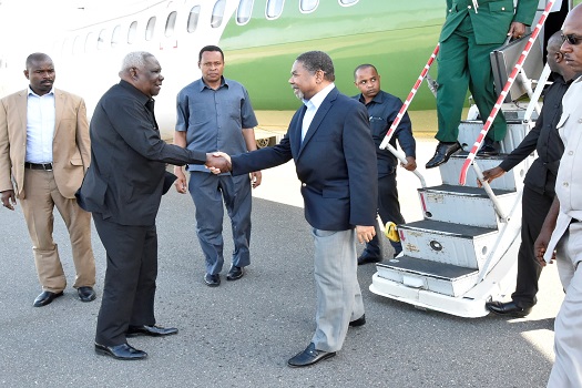 RAIS wa Zanzibar na Mwenyekiti wa Baraza la Mapinduzi Mhe.Dk. Ali Mohamed Shein, akisalimiana na Makamu wa Pili wa Rais wa Zanzibar Mhe. Balozi Seif Ali Iddi, alipowasili Uwanja wa Kimataifa waAbeid Amani Karume Zanzibar akitokea Nchini Uingereza kwa ziar