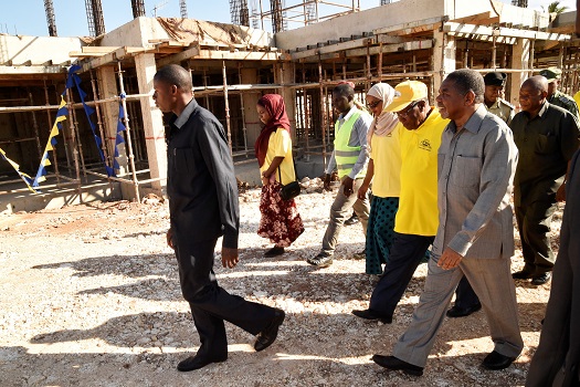 RAIS wa Zanzibar na Mwenyekiti wa Baraza la Mapinduzi.Mhe.Dk.Ali Mohamed Shein, akitembelea Ujenzhi wa Nyumba mpya za Mji wa Kwahani ikiwa ni shamra shamra za Miaka 56 ya Mapinduzi ya Zanzibar.