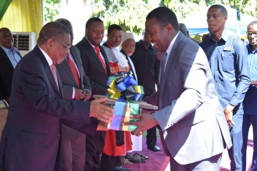 Rais wa Zanzibar na Mwenyekiti wa Baraza la Mapinduzi Dk.Ali Mohamed Shein akipokea zawadi iliyotolewa na Waziri wa Nchi Ofisi ya Rais na Mwenyekiti wa Baraza la Mapinduzi Mhe.Issa Haji Ussi (GAVU) katika sherehe maalum ya mafanikio ya miaka 10 ya Uongozi