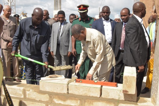 Rais wa Zanzibar na Mwenyekiti wa Baraza la Mapinduzi Dk.Ali Mohamed Shein akiweka udongo kuunganisha tofali kama ishara ya uwekaji wa jiwe la msingi ujenzi wa jengo jipya la Mahkama Kuu Tanguu