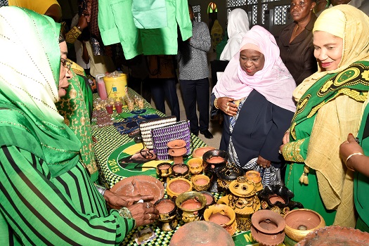 MKE wa Rais wa Zanzibar Mama Mwanamwema Shein na Mke wa Makamu wa Pili wa Rais wa Zanzibar Mama Asha Suleiman Iddi, wakitembelea maonesho ya Wajasiriamali Wanawake wakati wa hafla ya ufunguzi wa Kongamano hilo lililofanyika katika ukumbi wa Dk. Ali Mohame