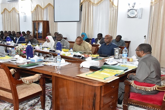 Rais wa Zanzibar na Mwenyekiti wa Baraza la Mapinduzi Dk.Ali Mohamed Shein akizungumza na Uongozi wa Wizara ya Nchi Ofisi ya Rais,Tawala za Mikoa,Serikali za Mitaa na Idara Maalum za SMZ katika mkutano wa utekelezaji  wa  mpango kazi wa Mwaka wa Fedha kwa