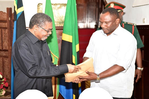RAIS wa Zanzibar na Mwenyekiti wa Baraza la Mapinduzi Mhe.Dk. Ali Mohamed Shein akimkabidhi zawadi Kocha Mkuu wa Timu ya Zanzibar Heroes Hemed Suleiman Moroco, wakati wa hafla ya kuwapongeza Wachezaji na Viongozi wa Timu hiyo katika chakula maalum alichow