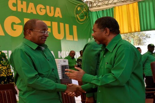 MAKAMU Mwenyekiti  wa Chama Cha Mapinduzi Zanzibar na Rais wa  Zanzibar na Mwenyekiti wa Baraza la Mapinduzi Mhe.Dk. Ali Mohamed Shein,  akizungumza na Mgombea Urais wa Zanzibar Mhe.Dk. Hussein Mwinyi, baada  ya kumalizika kwa hafla ya Ufunguzi wa Kampeni