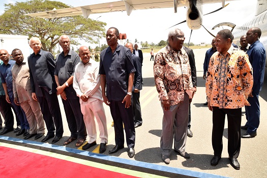 RAIS wa Zanzibar na Mwenyekiti wa Baraza la Mapinduzi Mhe. Dk. Ali Mohamed Shein akizungumza na Makamu wa Pili wa Rais wa Zanzibar Mhe. Balozi Seif Ali Iddi, wakiwa katika Uwanja wa Ndege wa Kimataifa wa Abeid Amani Karume Zanzibar,wakati akiondoka Nchini