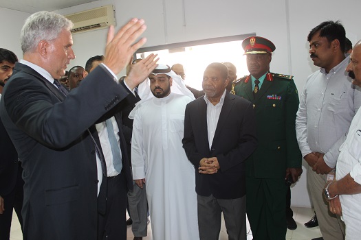 Rais wa Zanzibar na Mwenyekiti wa Baraza la Mapinduzi Mh.Dk Ali Mohamed Shein akipata maelezo kutoka kwa Meneja Mkuu wa Kiwanda cha Kampuni ya Kimataifa ya Uchimbaji wa Mafuta na Gesi Asilia cha Ras Al Khaimah (RAK GAS).