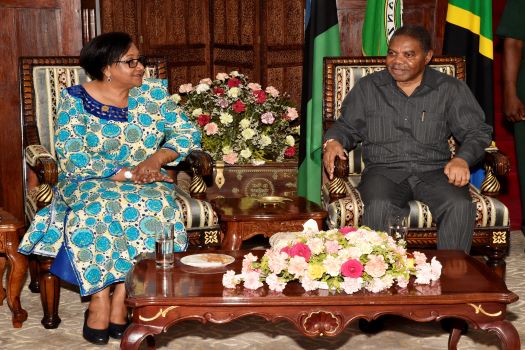 RAIS wa Zanzibar na Mwenyekiti wa Baraza la Mapinduzi Mhe.Dk. Ali Mohamed Shein, akizungumza na Katibu Mtendaji wa SADC Dkt. Stergomena  Lawrence Tax