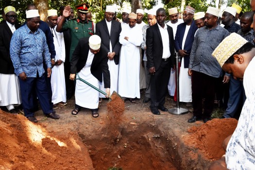 RAIS wa Zanzibar na Mwenyekiti wa Baraza la Mapinduzi Mhe.Dk. Ali Mohamed Shein, akitia mchanga katika kaburi lililokuwa na  mwili wa Marehemu Jaji wa Mahkama Kuu Zanzibar Jaji Mkusa Sepetu