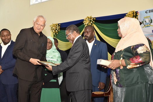 RAIS wa Zanzibar na Mwenyekiti wa Baraza la Mapinduzi na Mkuu wa Chuo Kikuu cha Taifa Zanzibar (SUZA) Mhe.Dk. Ali Mohamed Shein, akimkabidhi Cheti Mhe. Haroun Ali Suleiman , aliyekuwa Waziri wa Kwanza wa Elimu wakati kikiazishwa Chuo Kikuu cha Taifa Zanzi