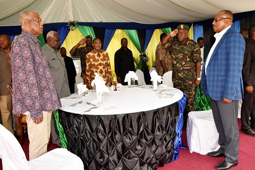 RAIS wa Zanzibar na Mwenyekiti wa Baraza la Mapinduzi Mhe.Dk. Ali Mohamed Shein, akiwa amersimama na viongozi wa meza wakati ukipingwa wimbo wa Taifa alipowasili katika viwanja vya Polisi Ziwani Zanzibar