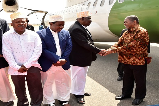 RAIS wa Zanzibar na Mwenyekiti wa Baraza la Mapinduzi Mhe.Dk. Ali Mohamed Shein, akisalimiana na kuagana na Makamu wa Pili wa Rais wa Zanzibar Mhe. Balozi Seif Ali Iddi, akiondoka Zanzibar kuelekea Nchini Uingereza kwa safari Maalum, akiwa katika Uwanja w