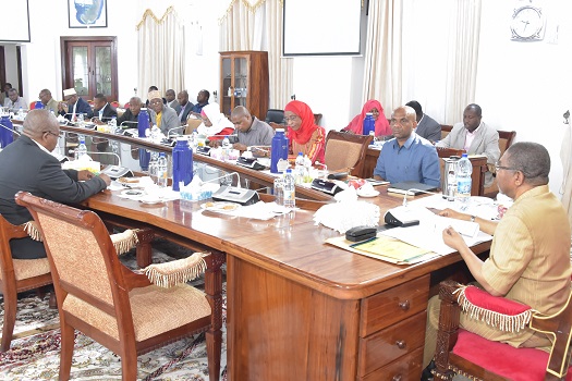 Rais wa Zanzibar na Mwenyekiti wa Baraza la Mapinduzi Dk.Ali Mohamed Shein akizungumza na Uongozi wa Wizara ya Ujenzi,Mawasiliano na Usafirishaji katika mkutano wa utekelezaji wa  mpango kazi wa Mwaka wa Fedha kwa kipindi cha Julai  2018-Juni 2019 na mpan