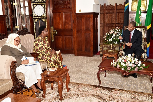 RAIS wa Zanzibar na Mwenyekiti wa Baraza la Mapinduzi Mhe Dk.Ali Mohamed Shein, akizungumza na Mwakilishi Mkaazi wa (UNDP) Nchini Tanzania Bi. Christine Musisi akiwa na Ujumbe wake walipofika Ikulu Jijini Zanzibar kwa mazungumzo na Rais
