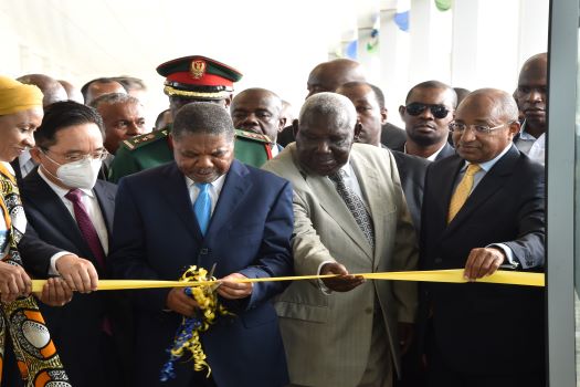 Rais wa Zanzibar na Mwenyekiti wa Baraza la Mapinduzi Dk.Ali Mohamed Shein akikata utepe kuashiria  Ufunguzi wa jengo la Abiria la (Terminal III) katika Uwanja wa Ndege wa Kimataifa wa Abeid Amani Karume Zanzibar
