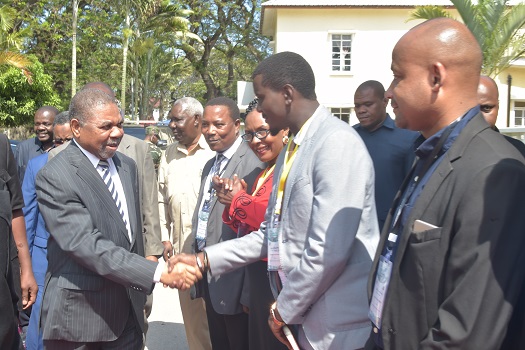 Rais wa Zanzibar na Mwenyekiti wa Baraza la Mapinduzi Dk.Ali Mohamed Shein akisalimiana na Rais wa Chama Cha Madaktari Tanzania Dr.Elisha Osati  wakati wa mapokezi alipowasili katika ufunguzi wa Kongamano la 10 na Mkutano Mkuu wa Chama cha Wapatholojia (A