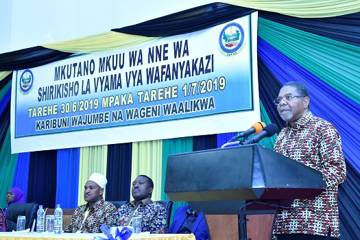 RAIS wa Zanzibar na Mwenyekiti wa Baraza la Mapinduzi Mhe. Dk.Ali Mohamed Shein, akiwahutubia Wajumbe wa Mkutano Mkuu wa Nne wa Shirikisho la Vyama Vya Wafanyakazi Zanzibar, uliofanyika katika ukumbi wa Sheikh Idrisa Abdulwakil Kikwajuni Zanzibar.