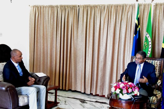 Rais wa Zanzibar na Mwenyekiti wa Baraza la Mapinduzi Dk.Ali Mohamed Shein akijibu suala wakati wa mahojiano na Mkurugenzi Mkuu wa Shirika la Utangazaji la Zanzibar Ndg,Chande Omar Omar yanayohusu miaka tisa ya Uongozi wake,katika ukumbi wa Ikulu Mjini Za