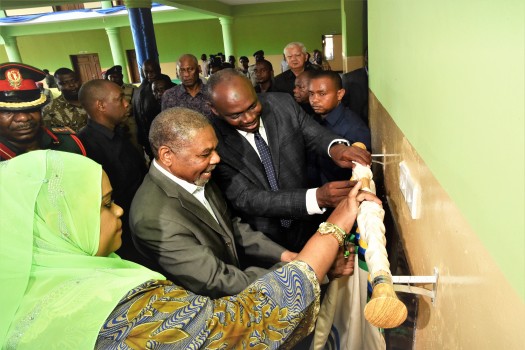 RAIS wa Zanzibar na Mwenyekiti wa Baraza la Mapinduzi Mhe.Dk. Ali Mohamed Shein akiweka Jiwe la Msingi la Skuli ya Biashara Mombasa Zanzibar.