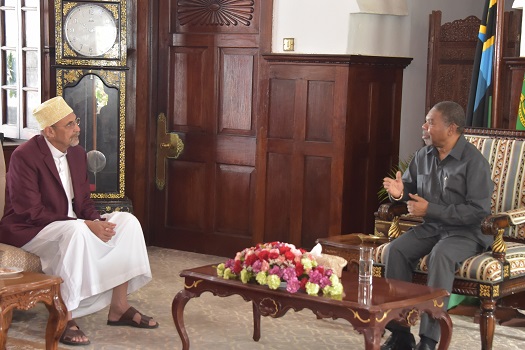 RAIS wa Zanzibar na Mwenyekiti wa Baraza la Mapinduzi Mhe.Dk. Ali Mohamed Shein, akizungumza na Waziri wa Nchi Ofisi ya Makamu wa Rais Muungano na Mazingira Mhe. Mussa Azzan Zungu, alipofika Ikulu Jijini Zanzibar.